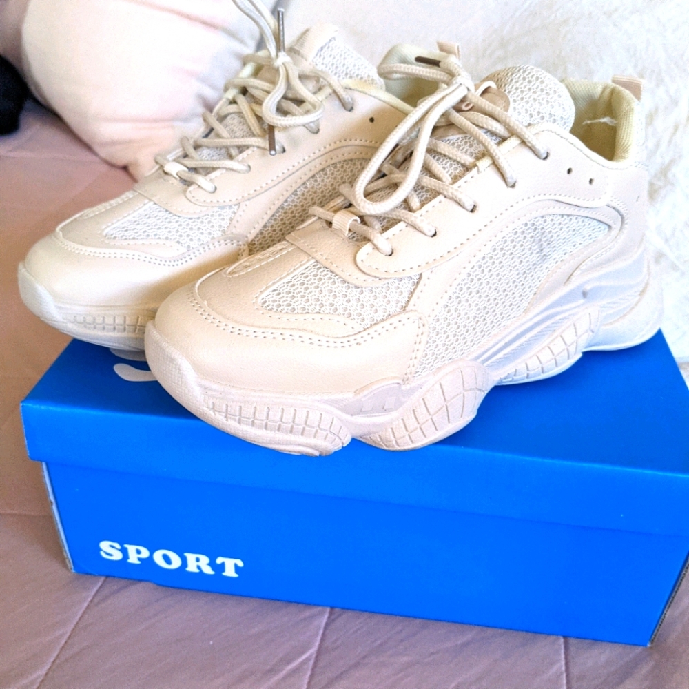 Tennis shoes